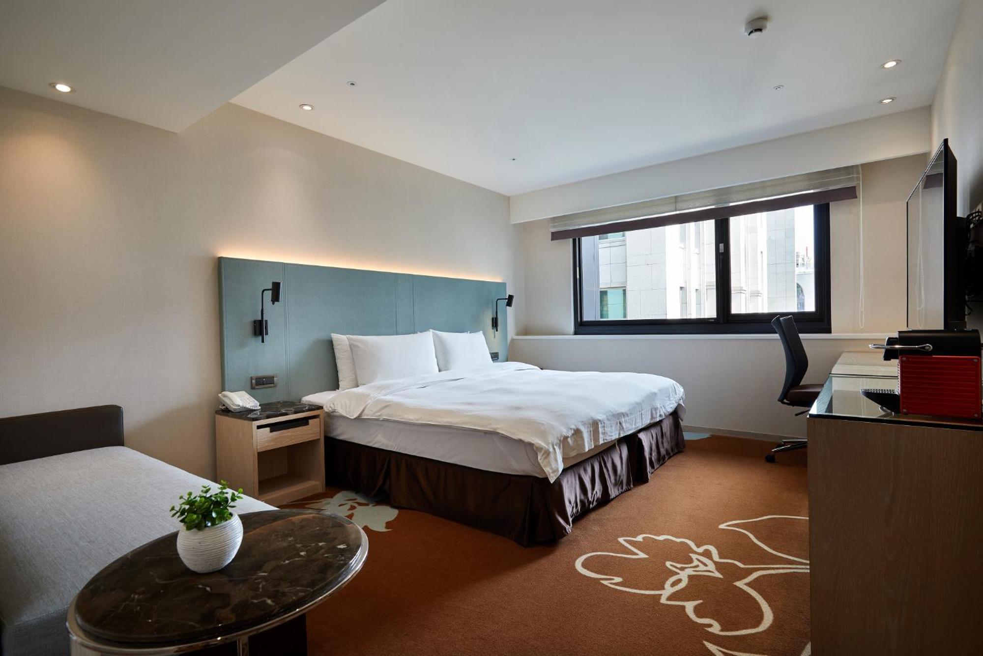 Deluxe King Room with City View